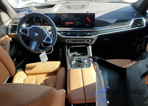 2025 BMW X7 xDrive40I z USA, uszkodzony, nr VIN 5UX23EM02S9X78997